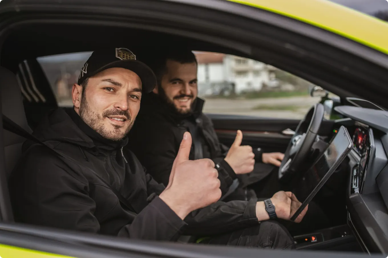 Fahrlehrer und Schüler im Fahrschulauto